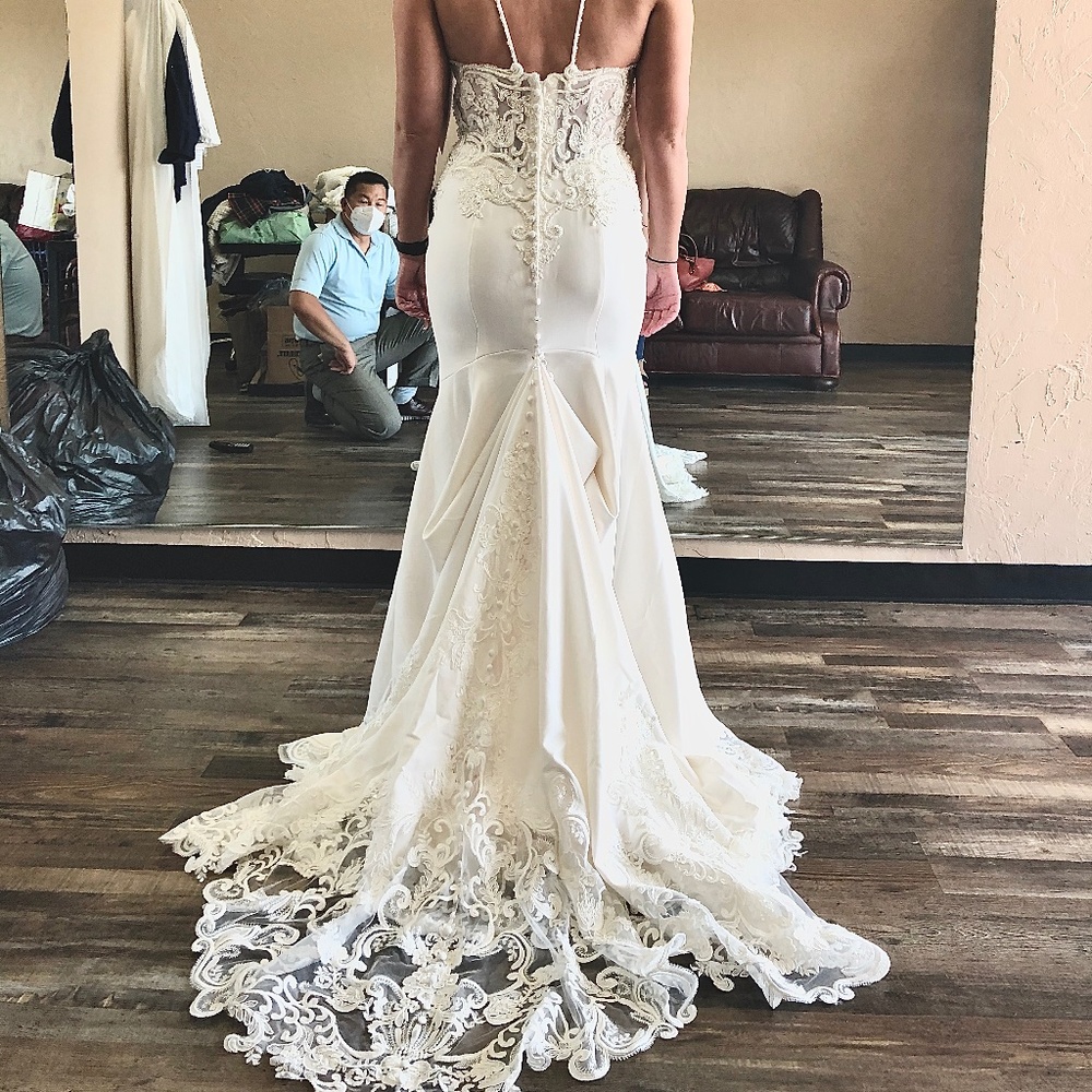 Stunning Pre-Owned Allure Bridals Wedding Gown - Ivory/Nude Lining, Size 10 - Picture 12 of 15